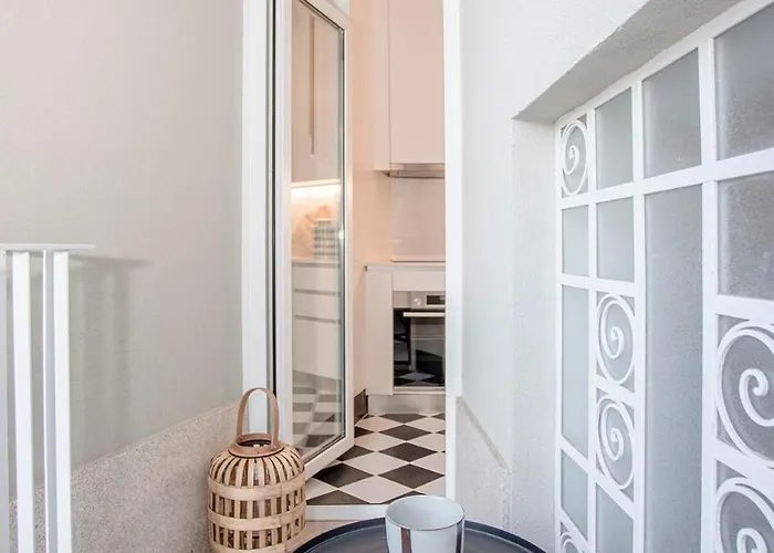 Liiiving In - Art Design Apartment