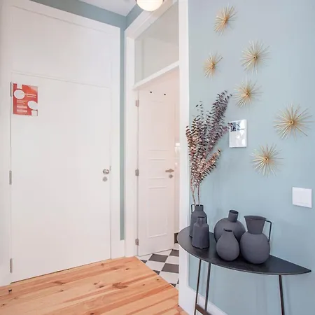 Apartment Liiiving In - Art Design *